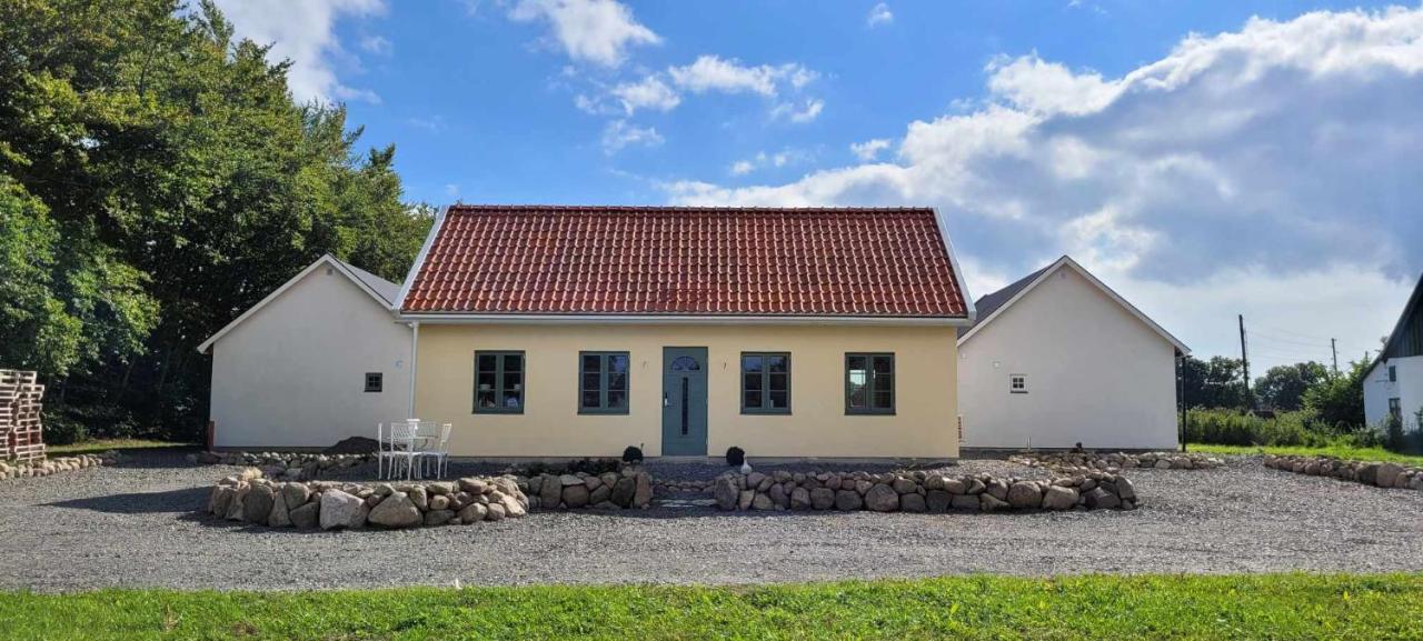 Вилла Litet Hus I Mysig By Naera Havet Истад Экстерьер фото