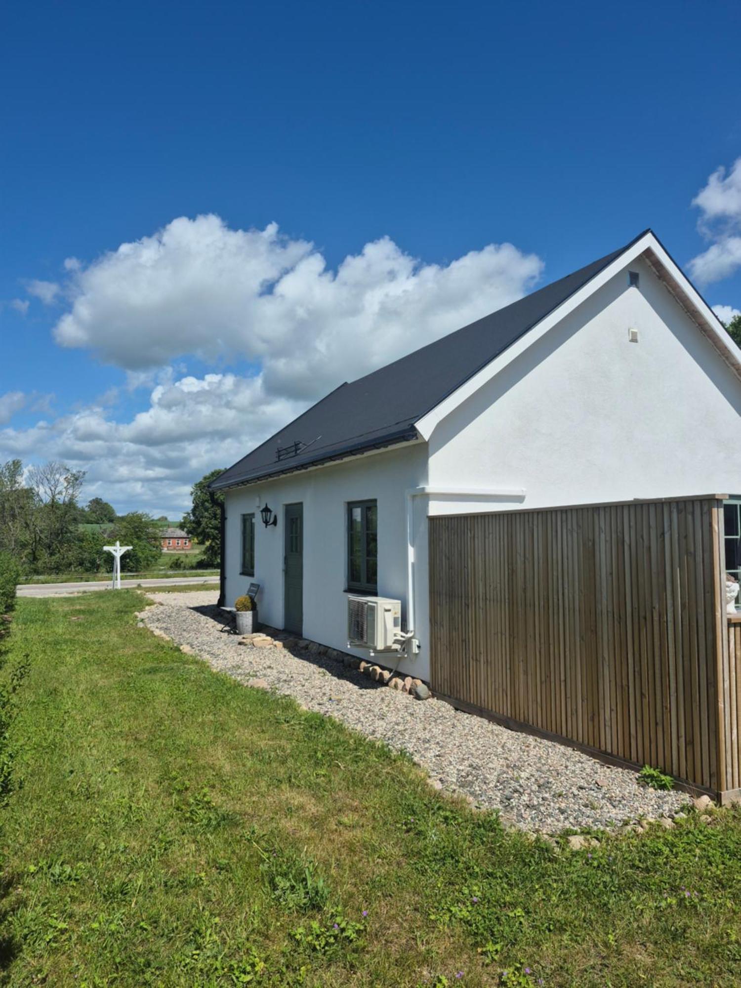Вилла Litet Hus I Mysig By Naera Havet Истад Экстерьер фото